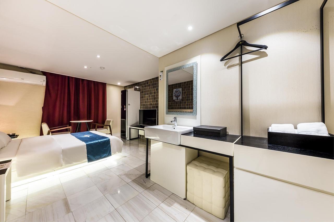 Cheonho Hotel The Blue Seoul Bagian luar foto